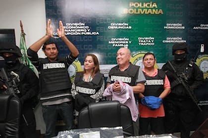 La policía presentó a la prensa a los miembros del Tribunal electoral detenidos