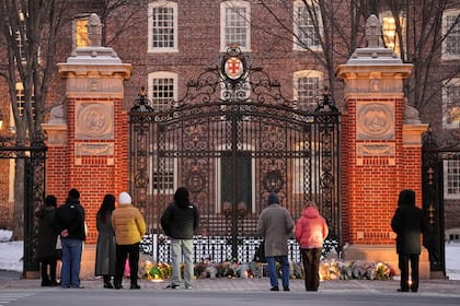 La policía publica nuevos videos del atacante de la Universidad Brown