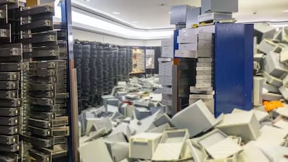 La policía publicó imágenes del desorden que quedó dentro de la bóveda el 29 de diciembre