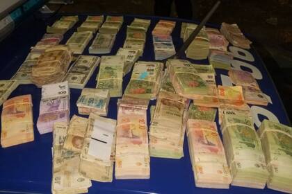 La policía pudo recuperar 2,2 millones de pesos, 50 mil dólares y mil euros