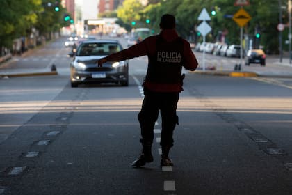 La policía realiza controles en Av del Libertador y Gral Paz