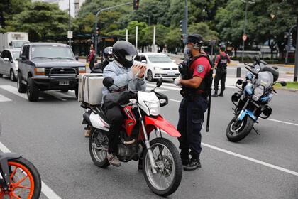 La policía realiza controles en la ciudad de Buenos Aires para que se respeta la cuarentena por el coronavirus
