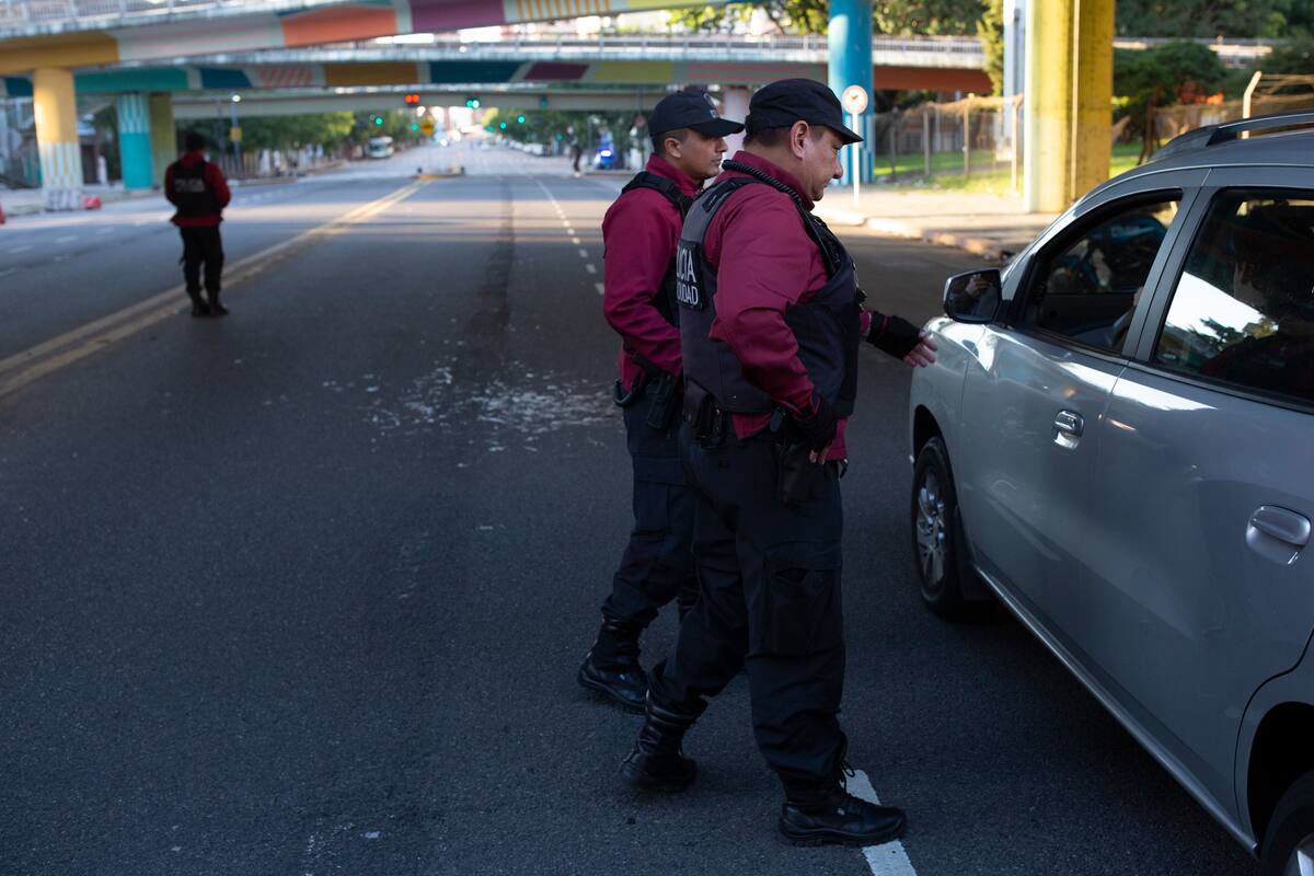 La policía realiza un estricto control de los autos que ingresan y sales de Capital, en la Av del Libertador