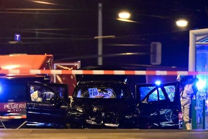 La policía recogió evidencia del auto utilizado esa noche por el atacante.