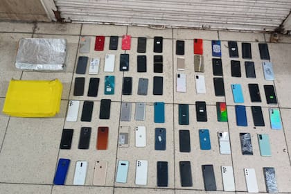 La Policía recupera celulares robados en allanamientos y operativos, pero es difícil saber que fueron hallados