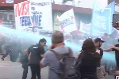 La Policía reprime a los piqueteros en Puente Saavedra