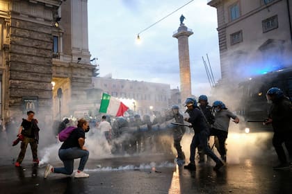 La policía reprime una manifestación en contra de la orden de vacunarse y otras restricciones asociadas con el COVID-19 el 9 de octubre del 2021 en Roma. (Mauro Scrobogna/LaPresse vía AP)