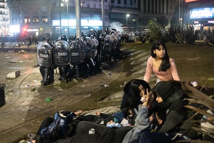 La policía reprimió a quienes lanzaron botellas y piedras