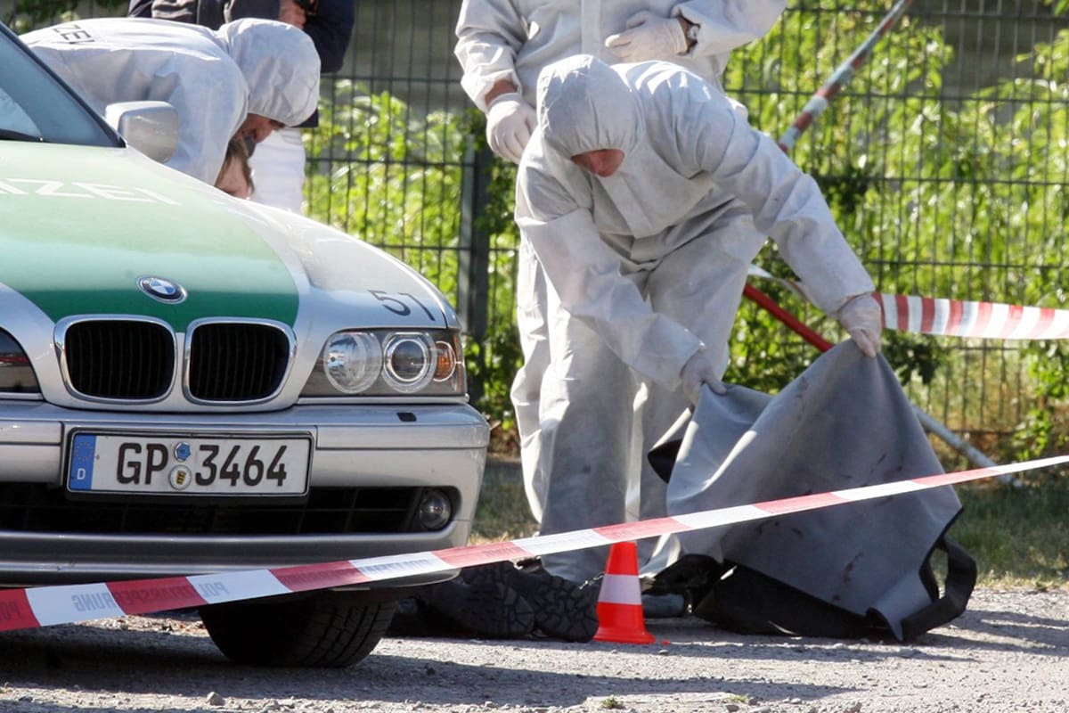 La policía resguarda la escena del crimen de Michele Kiesewetter en Heilbronn