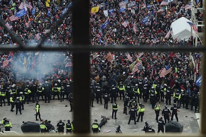 La policía retiene a los partidarios del presidente de Estados Unidos, Donald Trump, mientras se reúnen frente a la Rotonda del Capitolio de Estados Unidos el 6 de enero de 2021 en Washington, DC