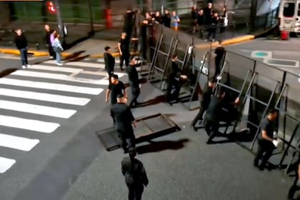 La policía retira las vallas