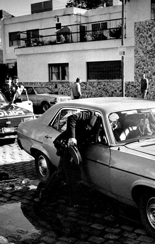 La policía revisa el auto del ingeniero Santos