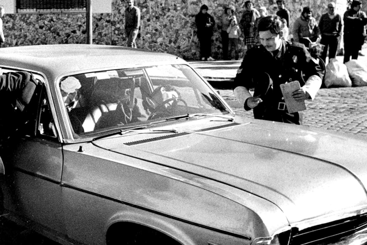 La policía revisa el auto del ingeniero Santos