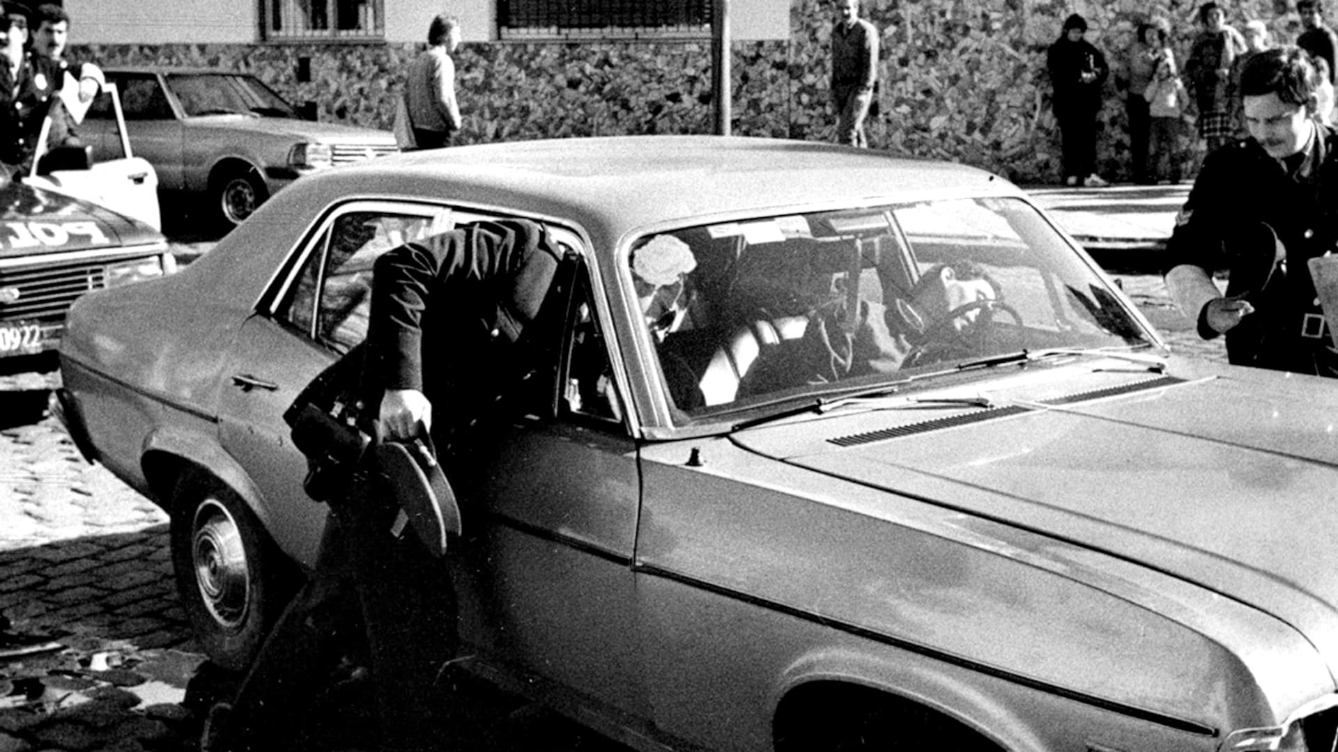 La policía revisa el auto del ingeniero Santos