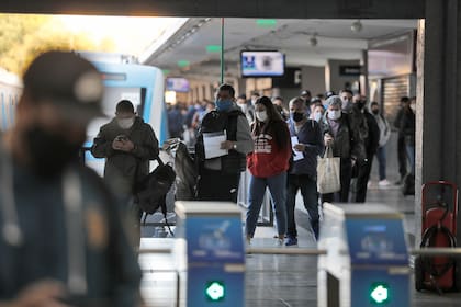 La policía revisa el DNI y los permisos de circulación por el coronavirus solo en las estaciones terminales; el gobernador había alertado sobre viajes con vagones repletos de pasajeros
