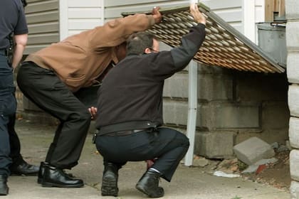 La policía revisó la casa varias veces hasta dar con el total de los restos de las 11 mujeres asesinadas por el femicida Anthony Sowell