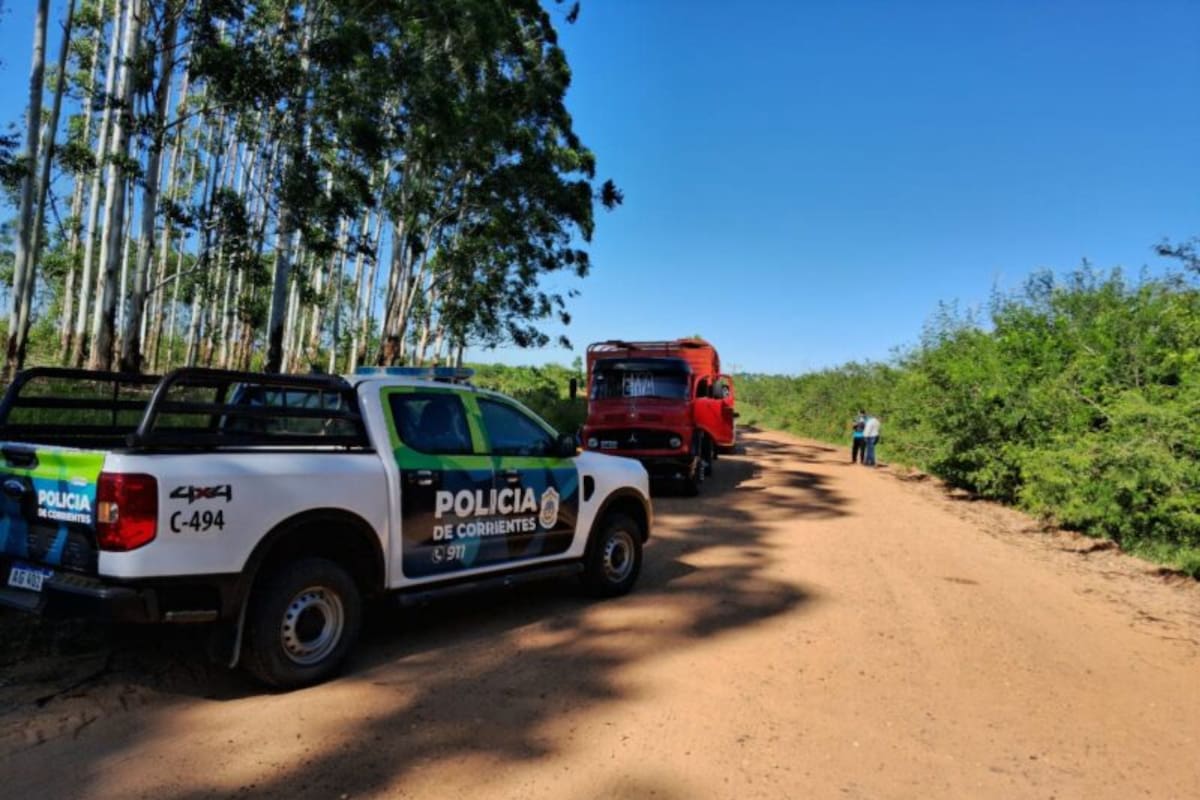 La policía rural en el momento de la intercepción del camión que transportaba la hacienda