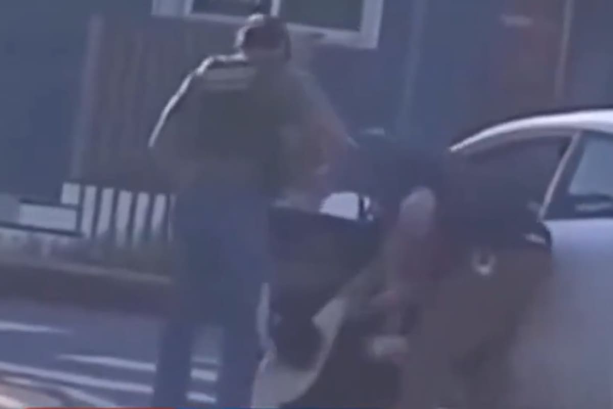 La policía saca el cuerpo de Durán Guerrero del auto (Captura de pantalla)