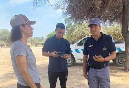 La policía saca fotos de los DNI del equipo de Hambre de Futuro