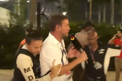 La Policía sacó a empujones a Paradizo mientras él preguntaba por qué lo sacaban