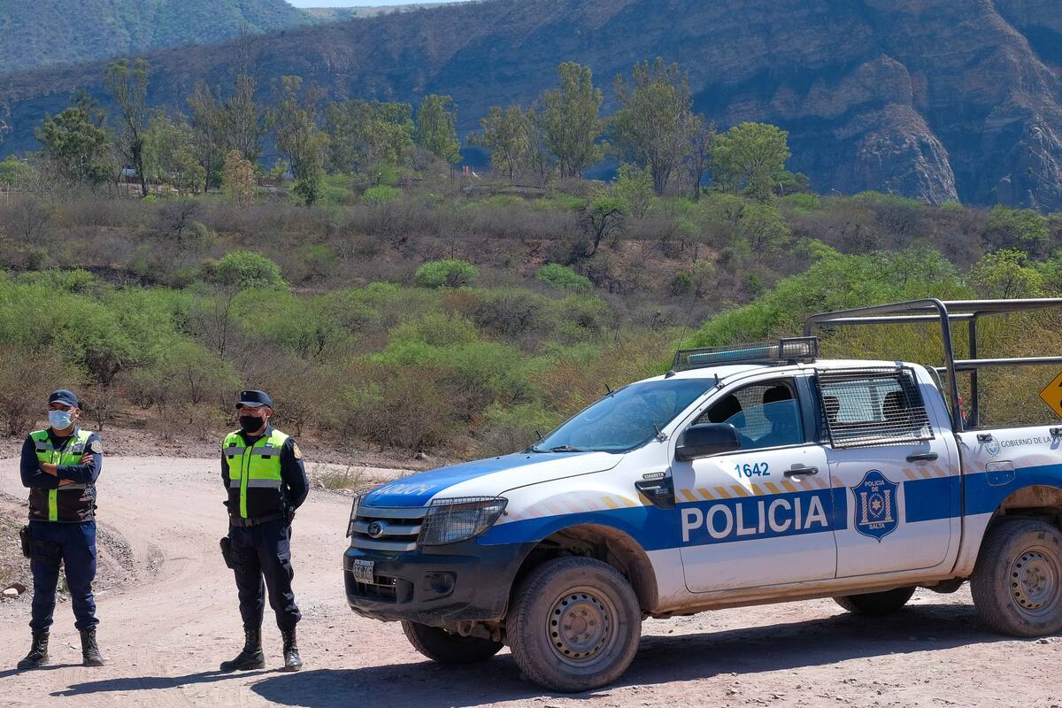 La policía salteña custodia el camino que lleva al lugar de la tragedia