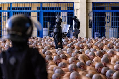 La policía salvadoreña, en la cárcel cerca de San Salvador a la que ya fueron trasladados 4000 pandilleros