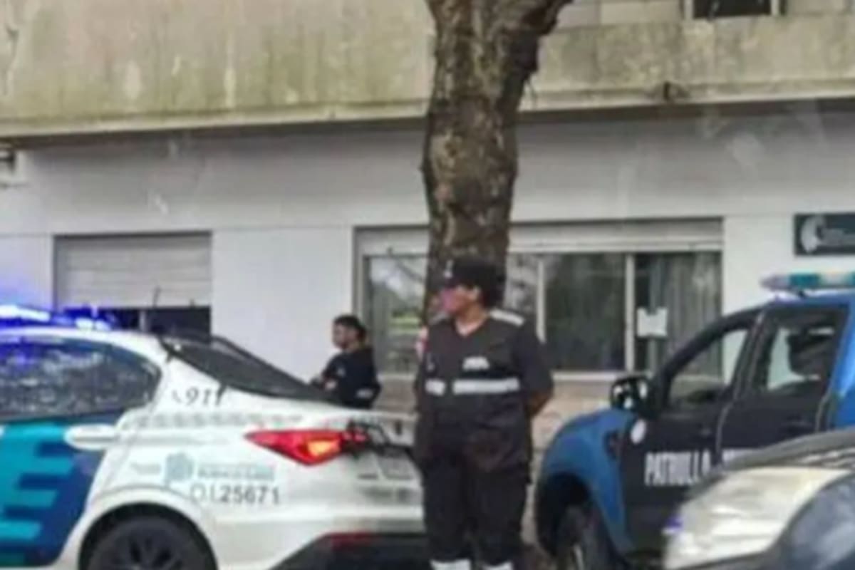 La policía se desplegó en el ingreso del edificio estatal