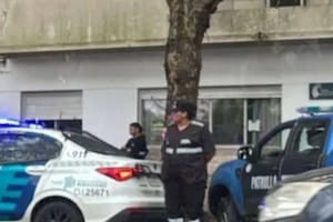 La policía se desplegó en el ingreso del edificio estatal
