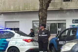 Una auxiliar docente se descompensó y murió en la puerta de un edificio público