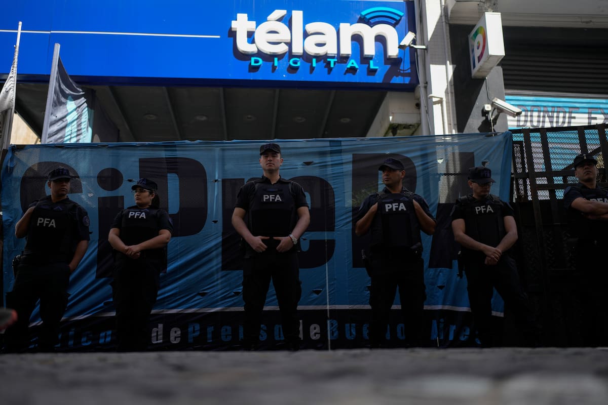 La Policía se encuentra afuera de la agencia de noticias estatal Télam en Buenos Aires, Argentina, el lunes 4 de marzo de 2024. (AP Foto/Natacha Pisarenko)