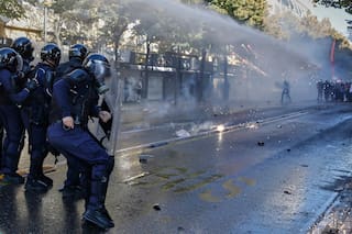 Policía usa gas lacrimógeno y cañones de agua para reprimir protestas en Albania