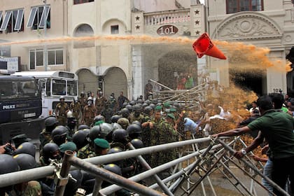 La policía se enfrentó a manifestantes en Colombo (Photo by AFP)