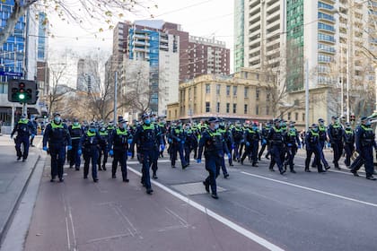 La policía se prepara para enfrentarse a los manifestantes que repudiaron las restricciones en Australia, el sábado 24 de julio 2021