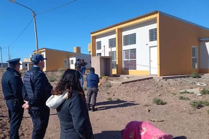La Policía se presentó en el complejo de vivienda usurpadas en Añelo, Neuquén