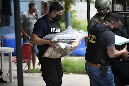 La policía secuestró bolsas de dinero en la casa de la viuda de Pájaro Cantero.
