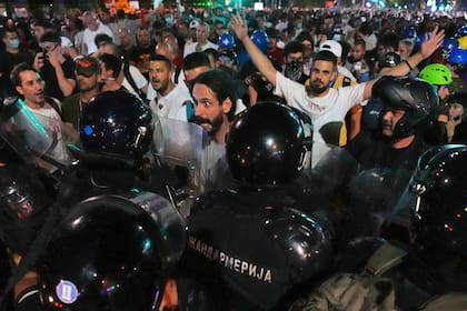 La policía serbia retira barricadas en Belgrado y hace más detenciones entre tensiones persistentes