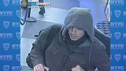 La policía solícita al público brindar cualquier tipo de información sobre la persona de la imagen, ya que podría ser clave para resolver el caso de homicidio al CEO Brian Thompson