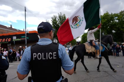 La policía suele salvaguardar la integridad de los asistentes a los desfiles en Chicago
