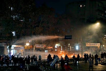 La policía tira agua con un camión hidrante a los manifestantes