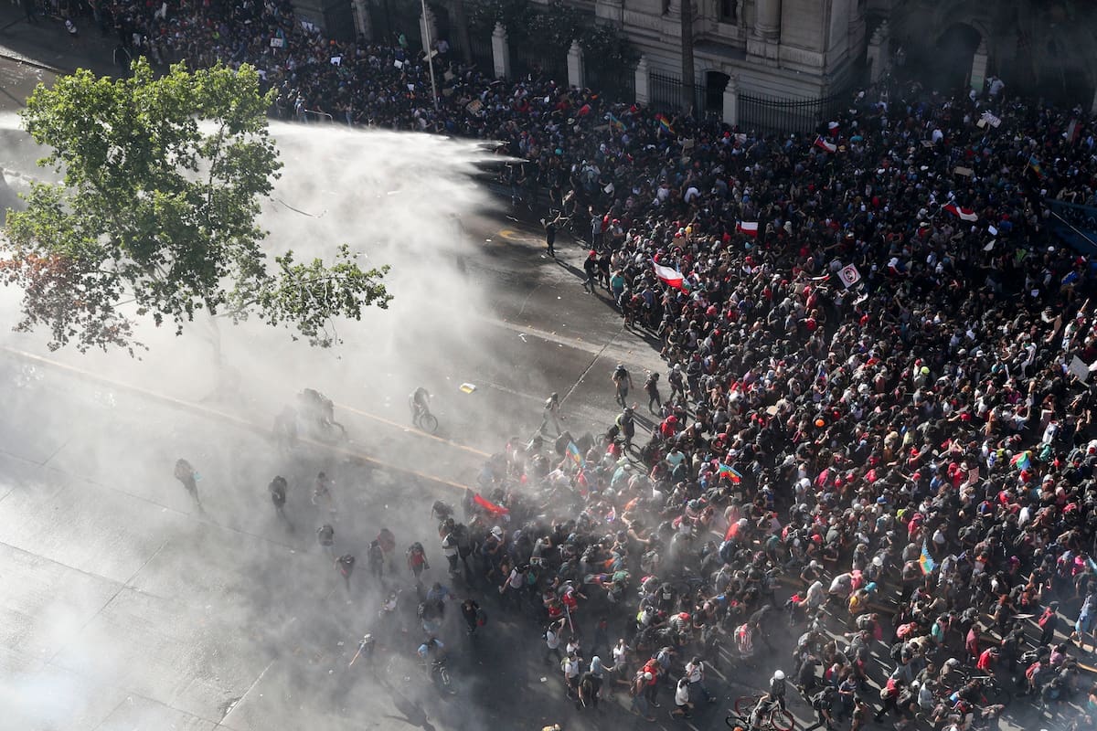 La policía tira agua contra los manifestantes en Santiago de Chile
