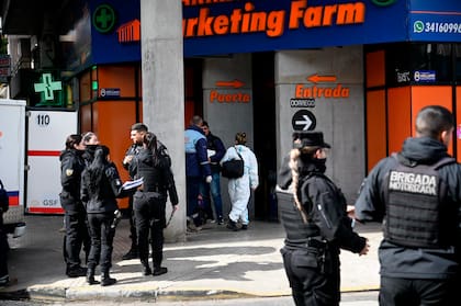 La policia trabaja en la escena del crimen
