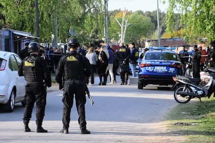 La policía trabaja en la escena del doble crimen