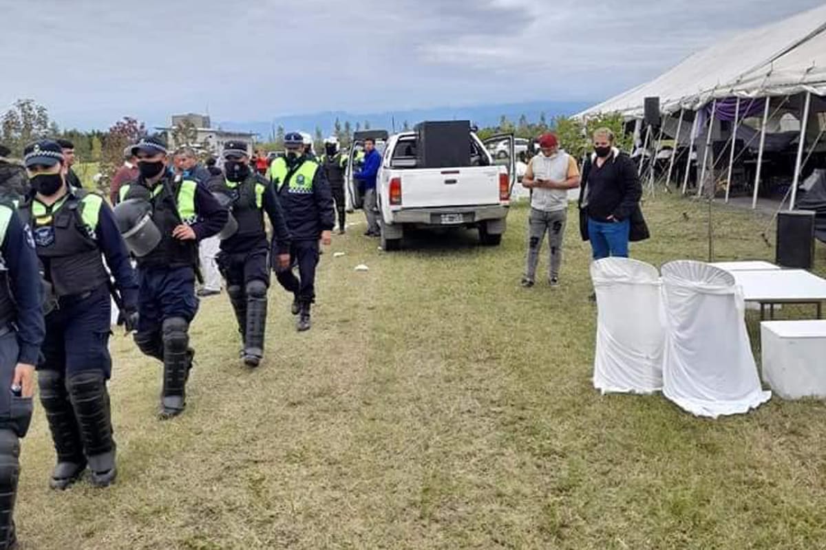 La policía tucumana desalojó una fiesta clandestina de la hija del concejal Luis Correa; había 400 invitados y se desarrollaba en un predio del gremio de los camioneros, en la localidad de Alderetes