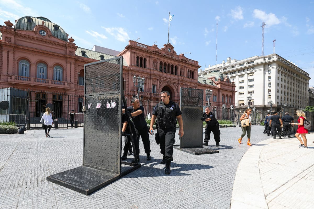 La policía tuvo que retirar las protecciones que se habían dispuestos por las marchas de ayer y de hoy