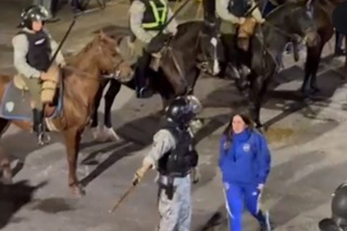 La policía uruguaya con sables durante los incidentes antes del partido entre Boca y Nacional