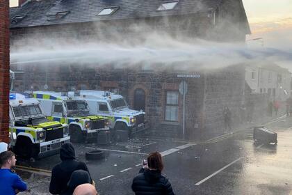 La policía usa cañones de agua ante violencia antiinmigrante en un pueblo de Irlanda del Norte