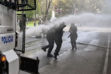 La policía utiliza un cañón de agua para dispersar a los manifestantes durante una manifestación antigubernamental en el centro de Tirana el 15 de octubre de 2026