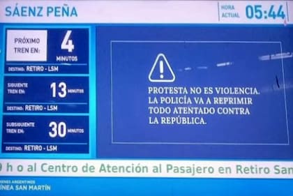 “La policía va a reprimir”: el mensaje del Gobierno que apareció en las estaciones de trenes.