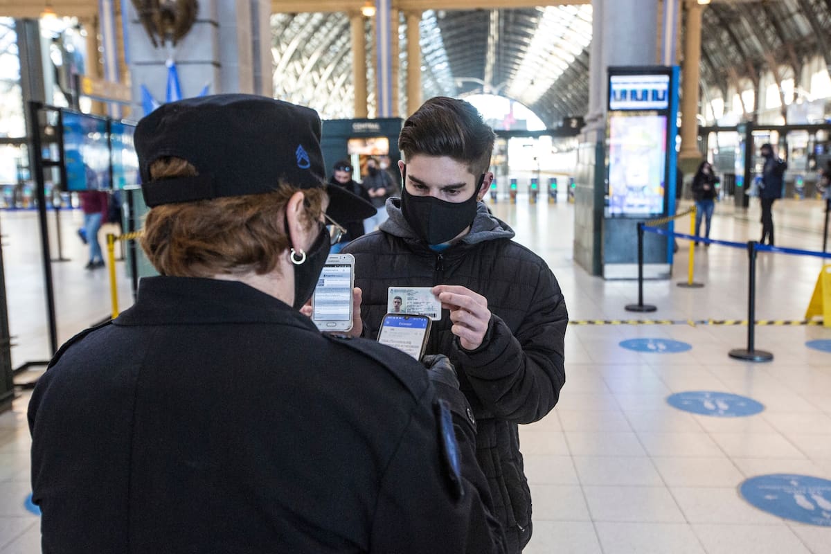 La policía verifica la validez del nuevo premiso en la estación Retiro del ferrocarril Mitre