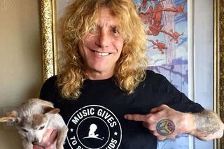Steven Adler, exbaterista de Guns N' Roses, internado por apuñalarse a sí mismo